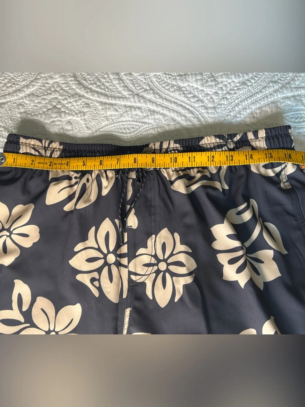 🌴NWTs Quiksilver Black Swim Trunks with Beige Hawaiian print🌴